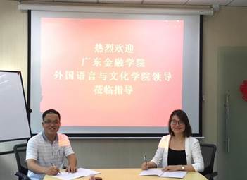 说明: D:\0外文公司\实践教学及实习基地建设\2019广金外文公司举行实习基地签约授牌仪式\黄经理签约.jpg